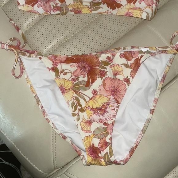 Shade & Shore bikini 36 B top and medium bottom - Picture 4 of 7